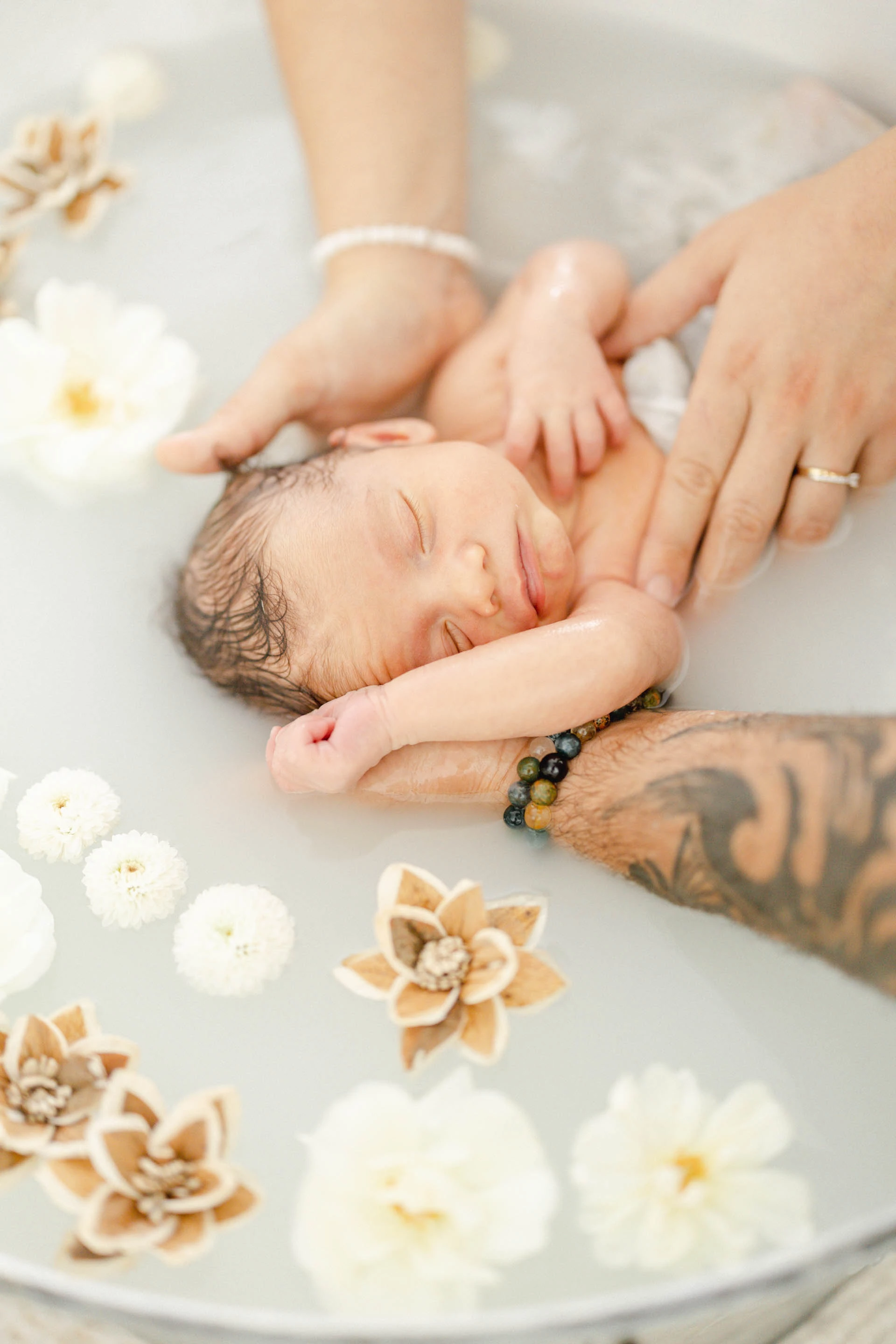 enfant gris marron bébé bain bébé